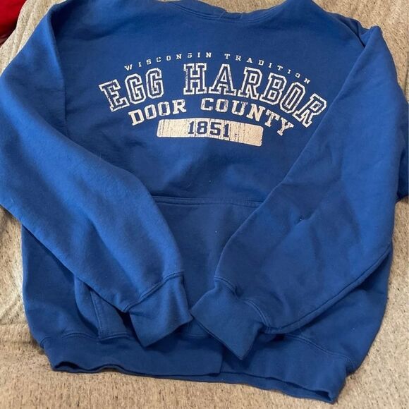 Gildan Tops - 💕Gildan sweatshirt, door county Wisconsin